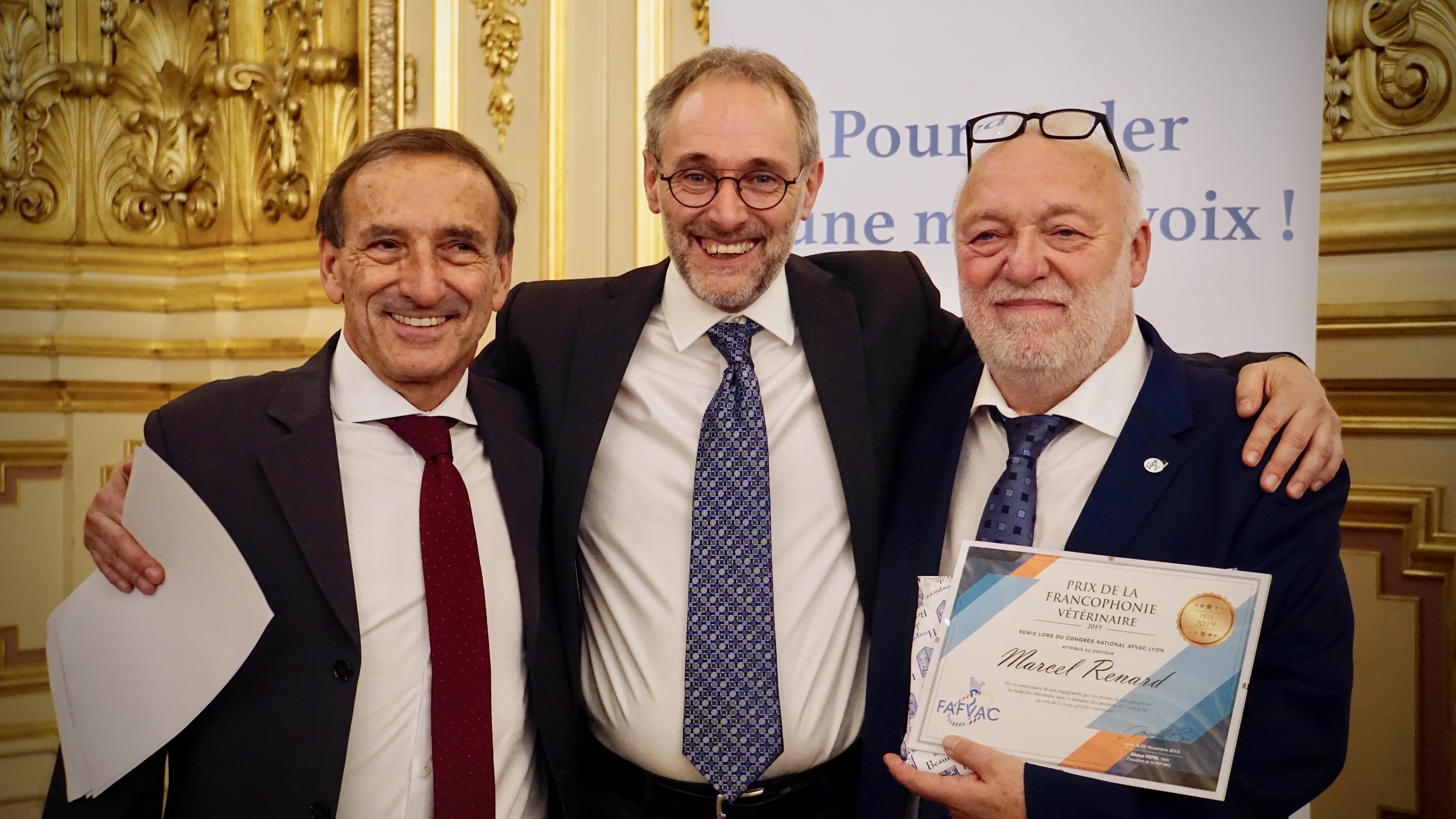 Dr Jean-François Rousselot, président de l’AFVAC, Dr Michel Pepin, président de la FAFVAC et Dr Marcel Renard, récipiendaire du Prix de la francophonie vétérinaire 2019. Crédit photo : FAFVAC