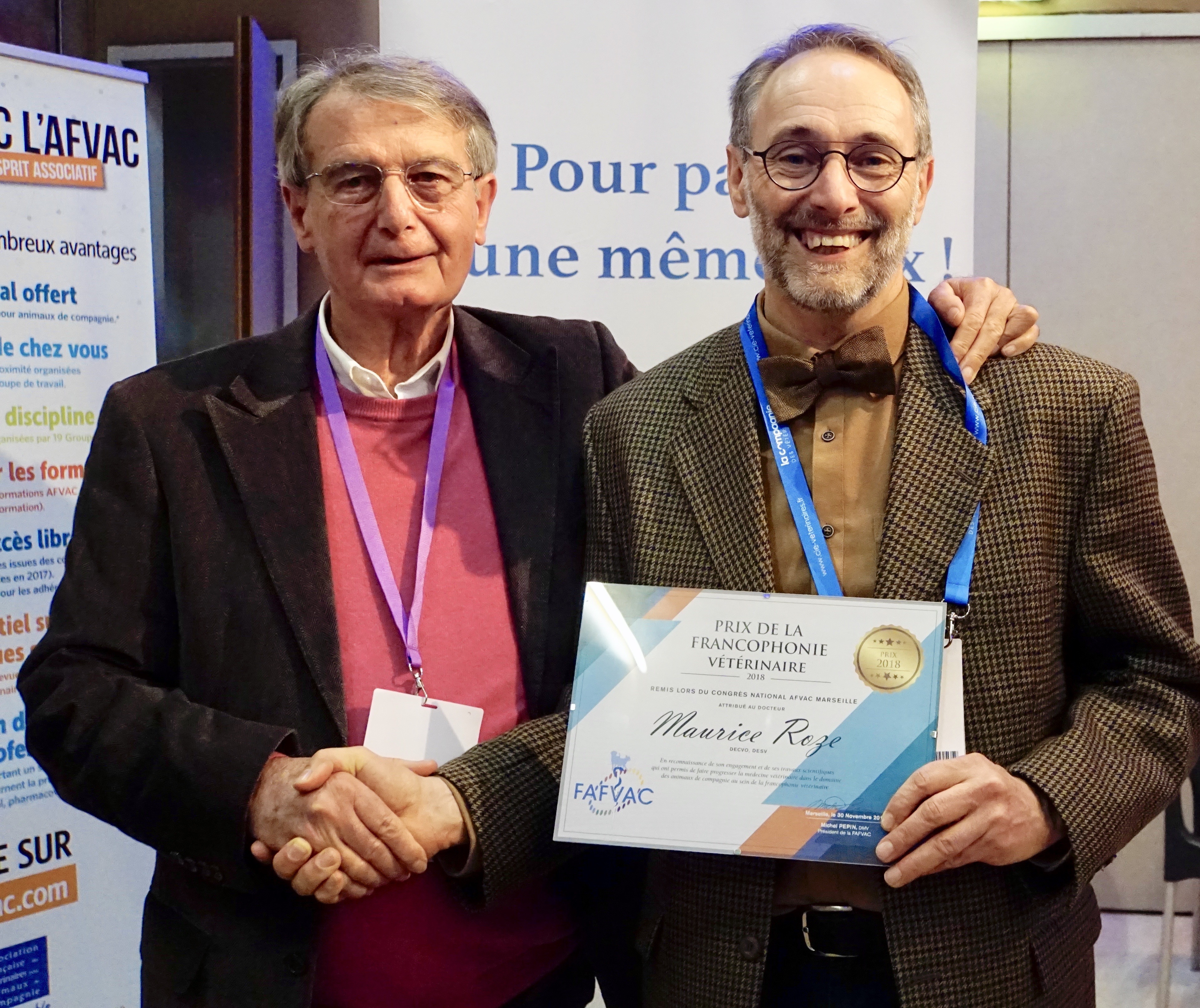 Le récipiendaire du Prix de la francophonie vétérinaire, le Dr Maurice Roze et le président de la FAFVAC, le Dr Michel Pepin.